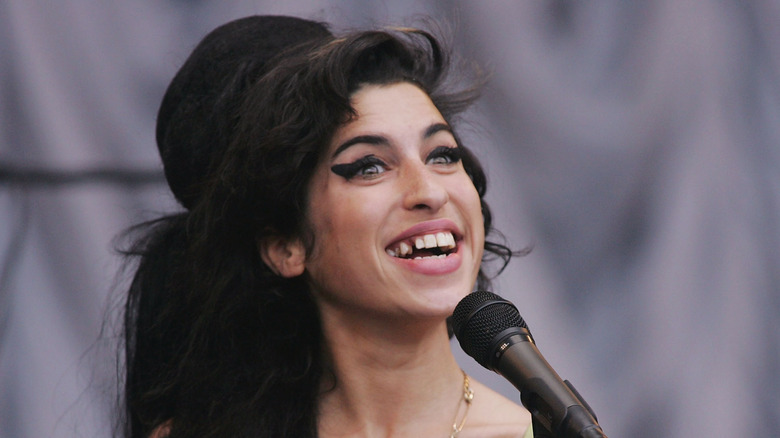 Amy Winehouse singing into microphone