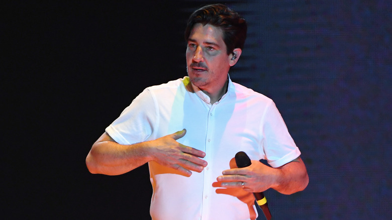 Jonathan Knight performing