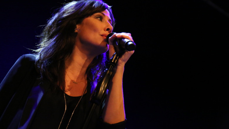 natalie imbruglia performing on stage