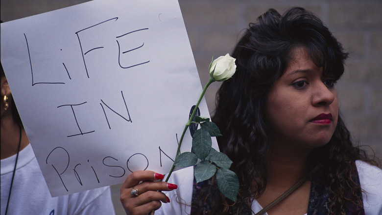 Selena fan with anti-Saldivar sign 