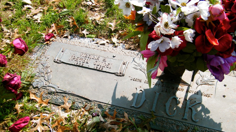 Patsy Cline's grave with flowers