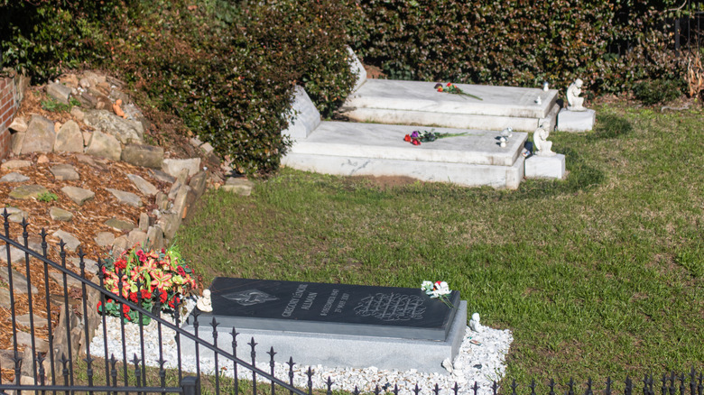 graves of duane allman and gregg allman