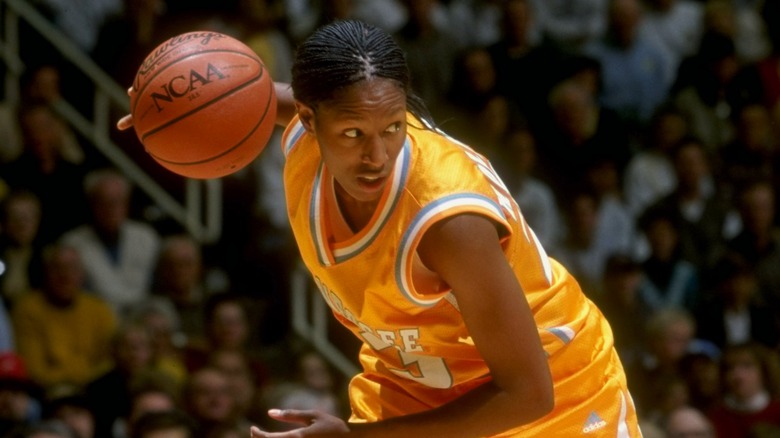 Chamique Holdsclaw prepares to drive
