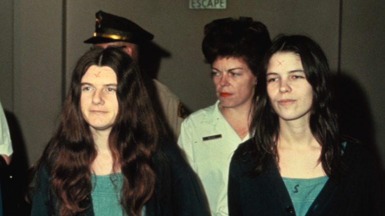 Patricia Krenwinkel and Leslie Van Houten in matching clothes