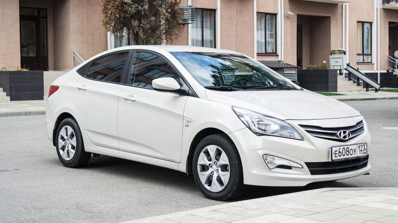 white hyundai elantra