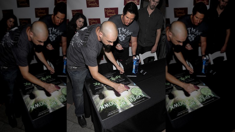 Aaron Goodwin signs autograph