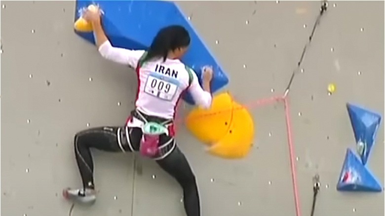 Elnaz Rekabi climbing during competition 