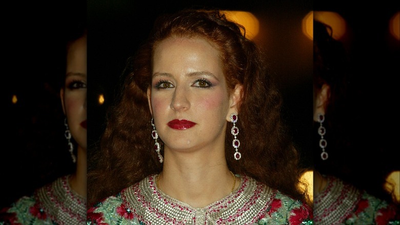 lalla salma posing long earrings