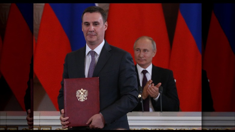 Dmitry Patrushev receiving award