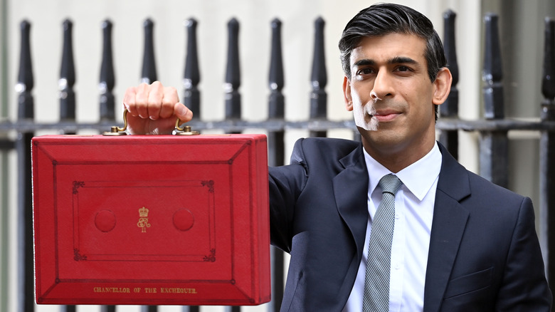 Rishi Sunak displays his government red box