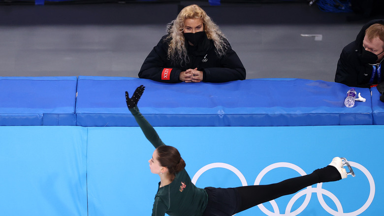 Eteri Tutberidze watches Valieva skate