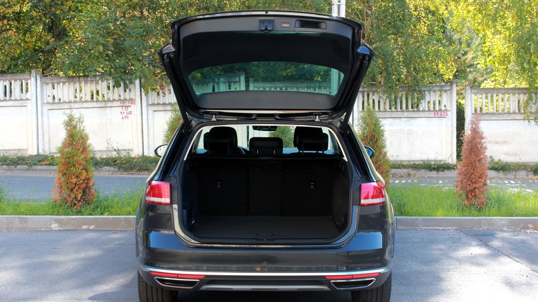 Car trunk 