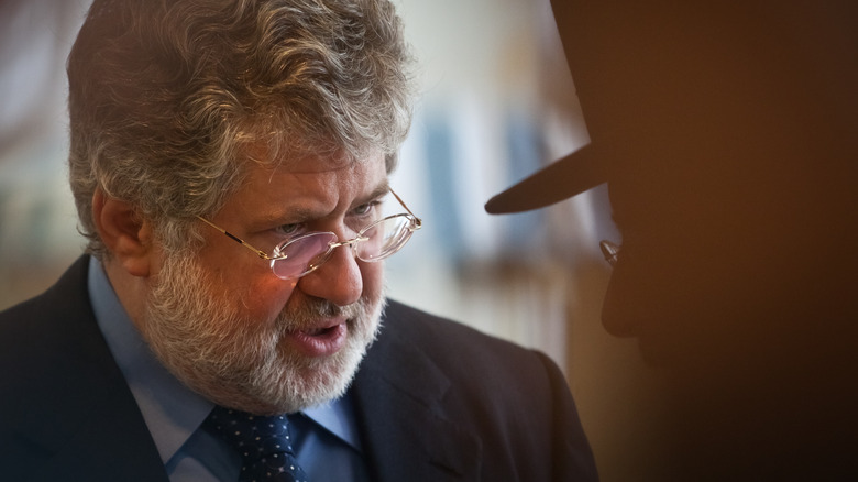 Ihor Kolomoisky talking to a Jewish man