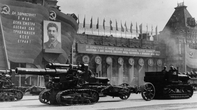 tanks parade through Moscow 1947