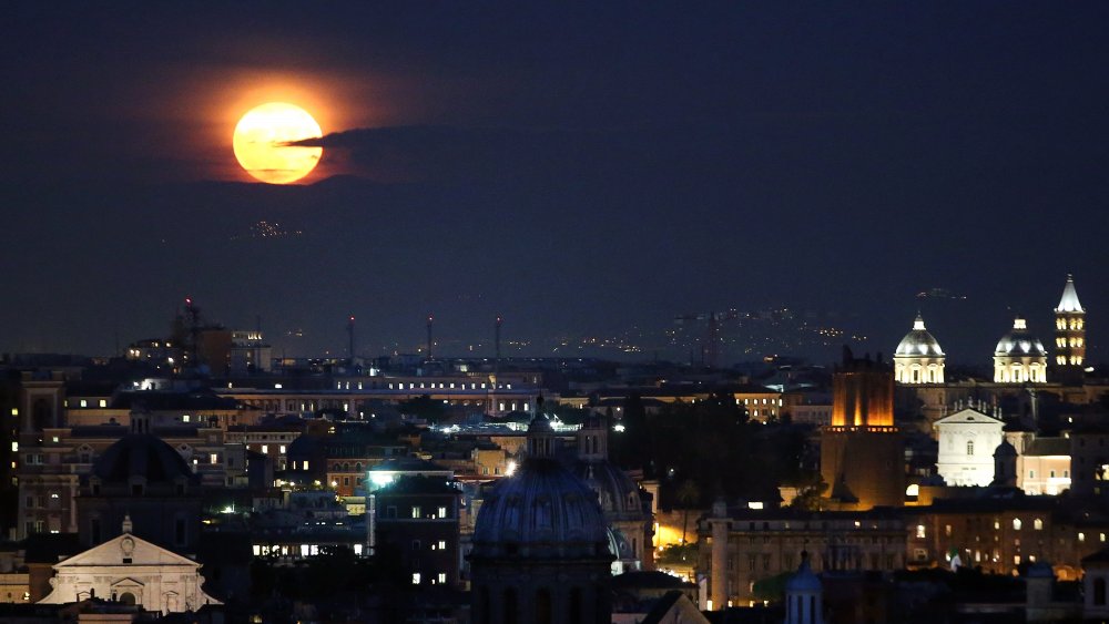 A super moon rises through the clouds over Rome on November 14, 2016 in Rome, Italy