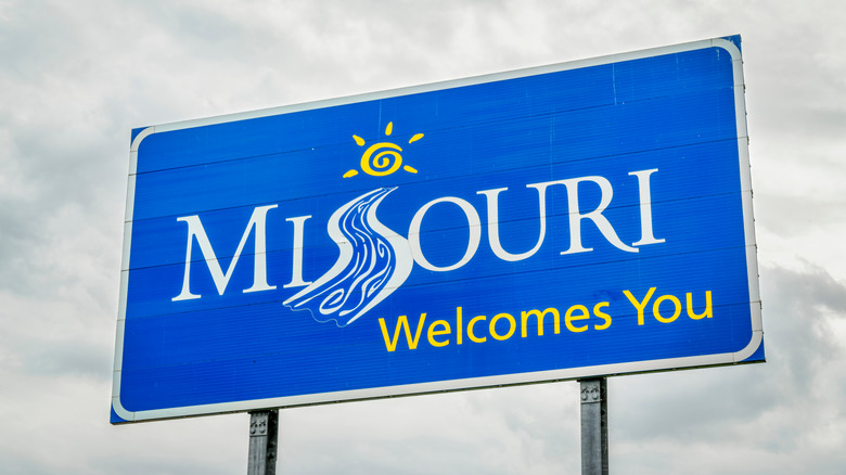 a sign welcomes visitors to Missouri