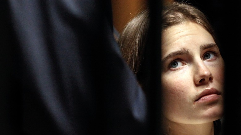 Amanda Knox looking up to side