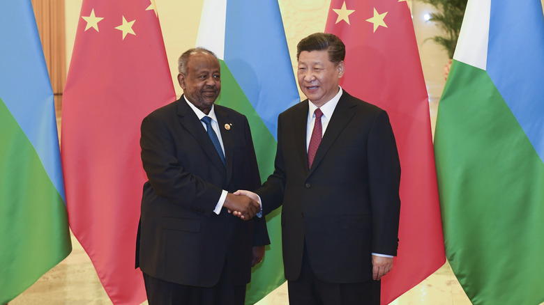 Guelleh shaking hands with Xi Jinping 