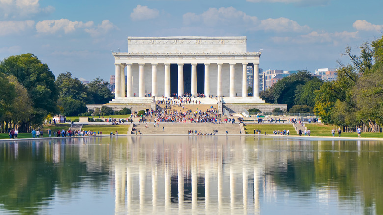 Exterior shot of Lincoln Memorial 