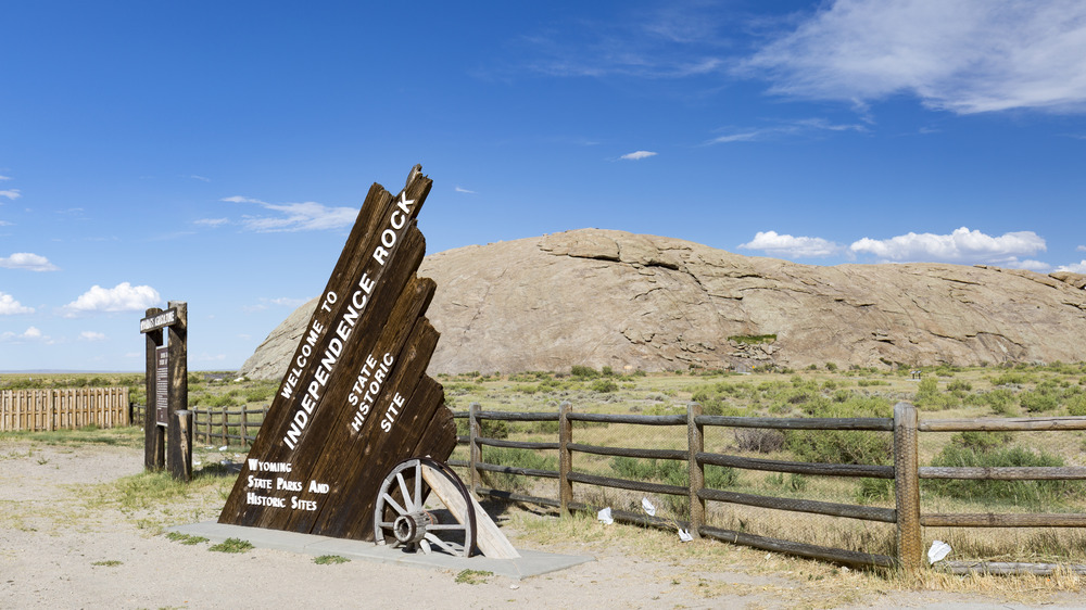 Why Independence Rock Was Such An Important Landmark On The Oregon Trail