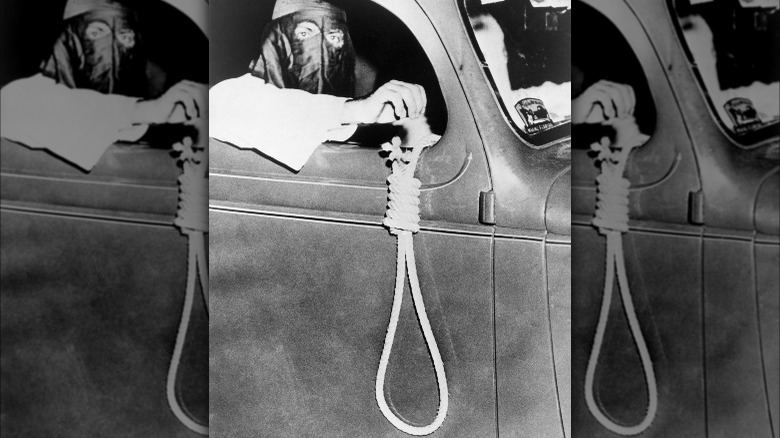 Klansman displays noose from car