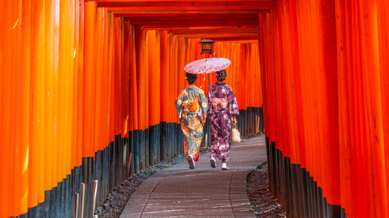 Women in kimono at Fushimi-inari