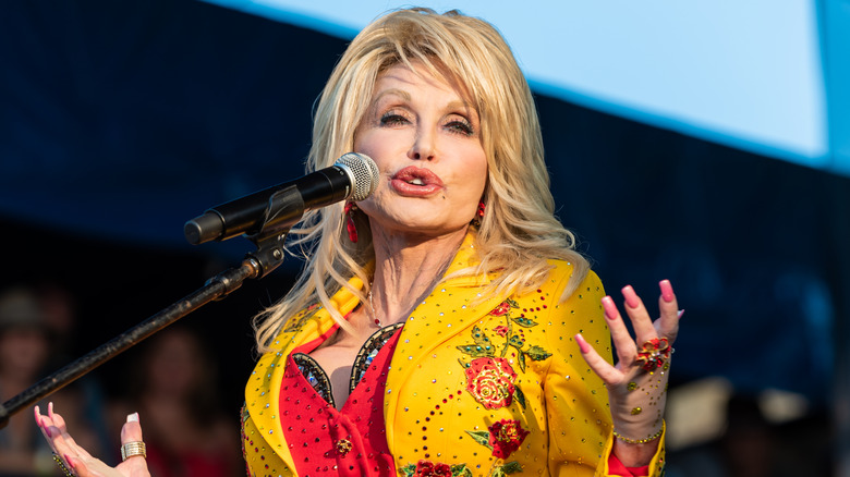 Dolly Parton performing