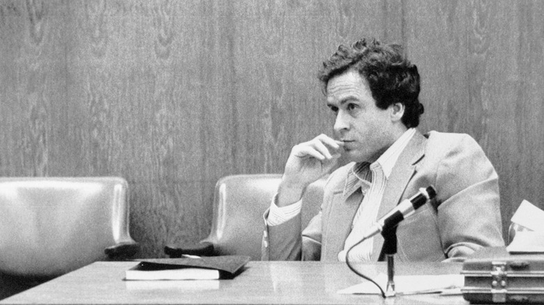 Ted Bundy court hand to chin