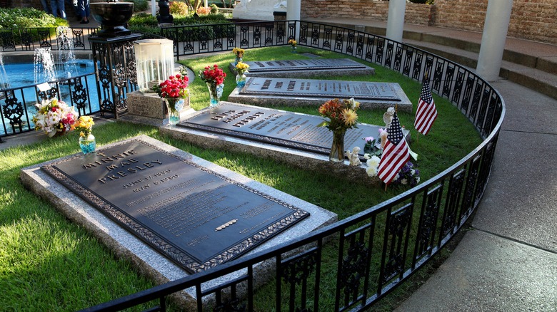 Grave of Elvis and family 