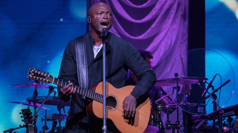 Seal performing