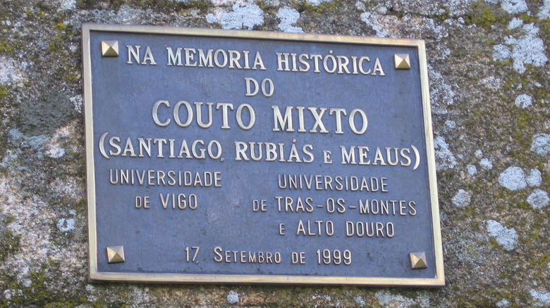 Plaque commemorating Couto Misto