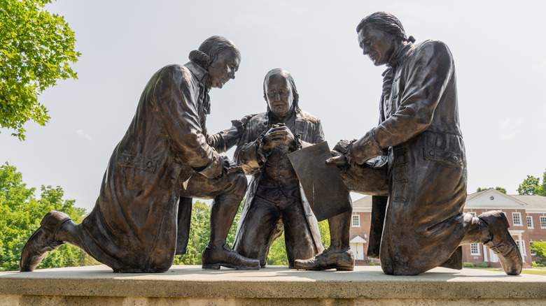 Founding Fathers kneeling statue