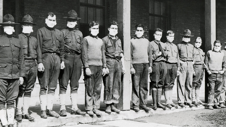 Soldiers wearing face masks to protect from the Spanish flu