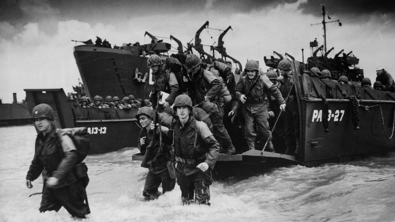 Soldiers arriving at Normandy beach