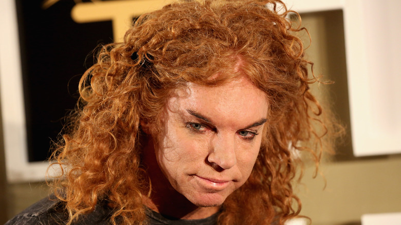 Carrot Top looking sideways