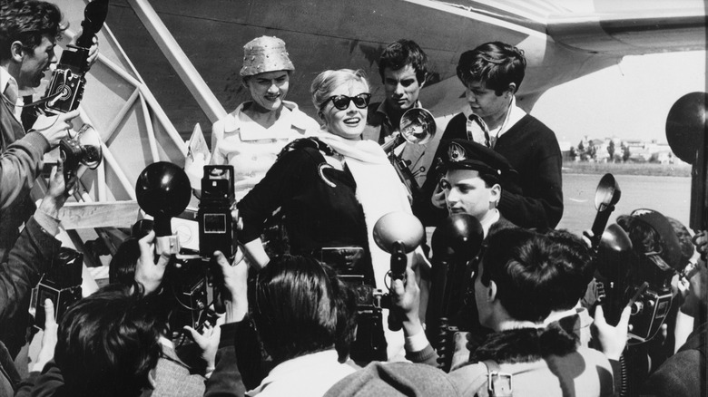 Anita Ekberg surrounded by photographers