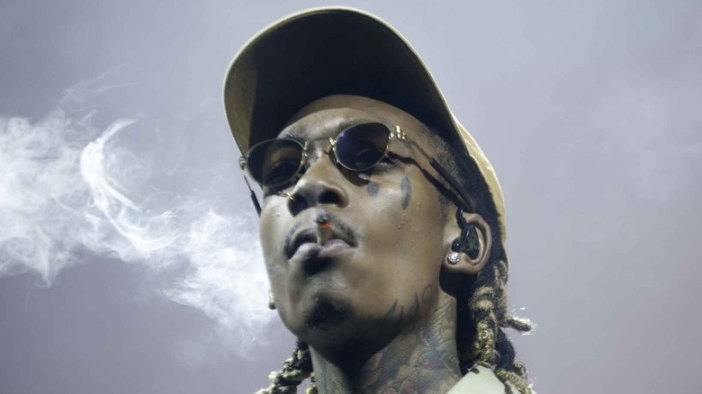 wiz khalifa smoking