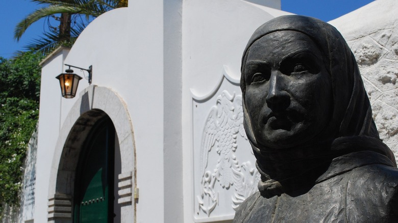 Bust of Laskarina Bouboulina in front of home