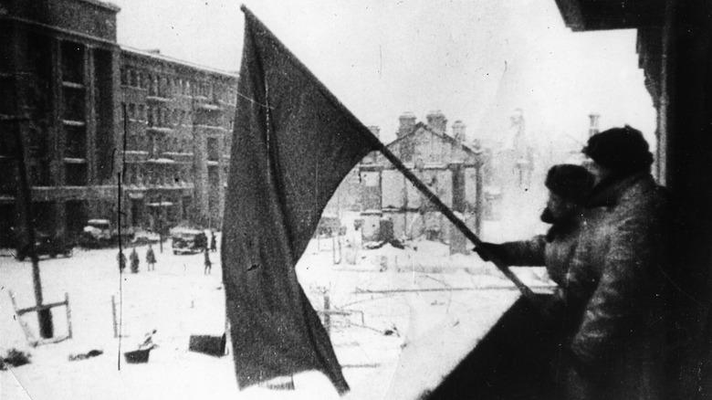 soviet flag defeat of the german army in stalingrad