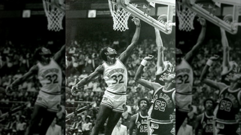 Darrell Allums making slam dunk