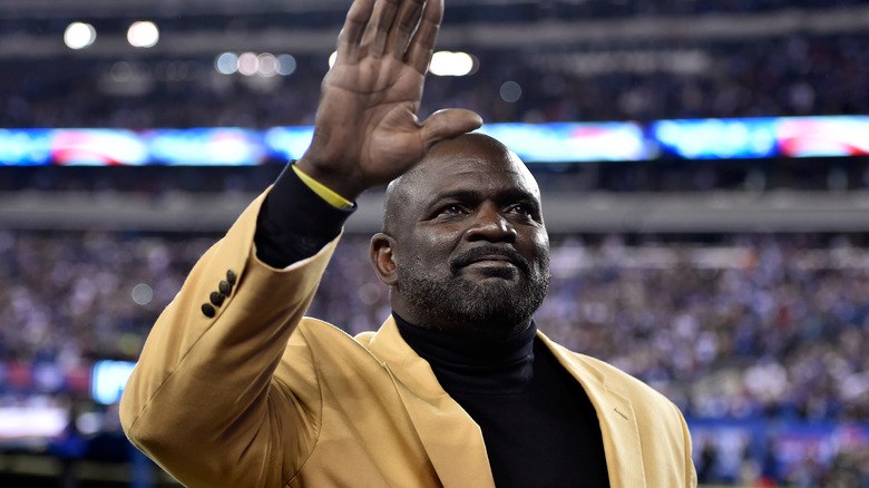 Lawrence Taylor waving to the crowd