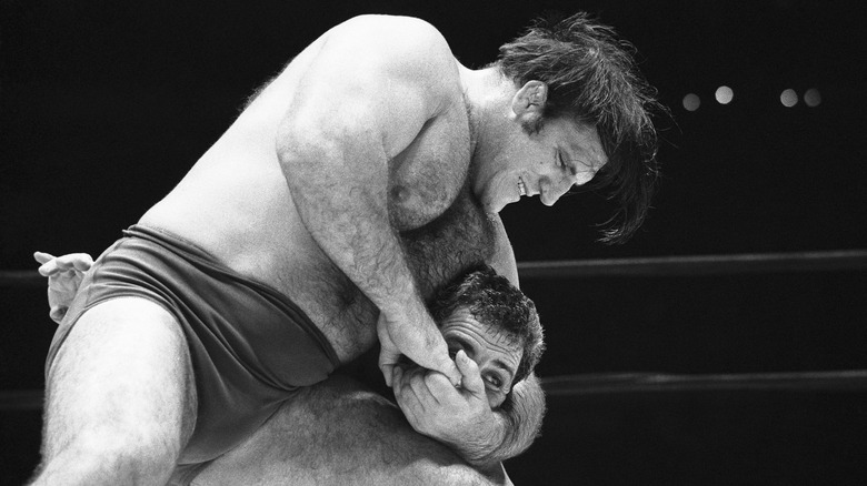 Bruno Sammartino doing a headlock